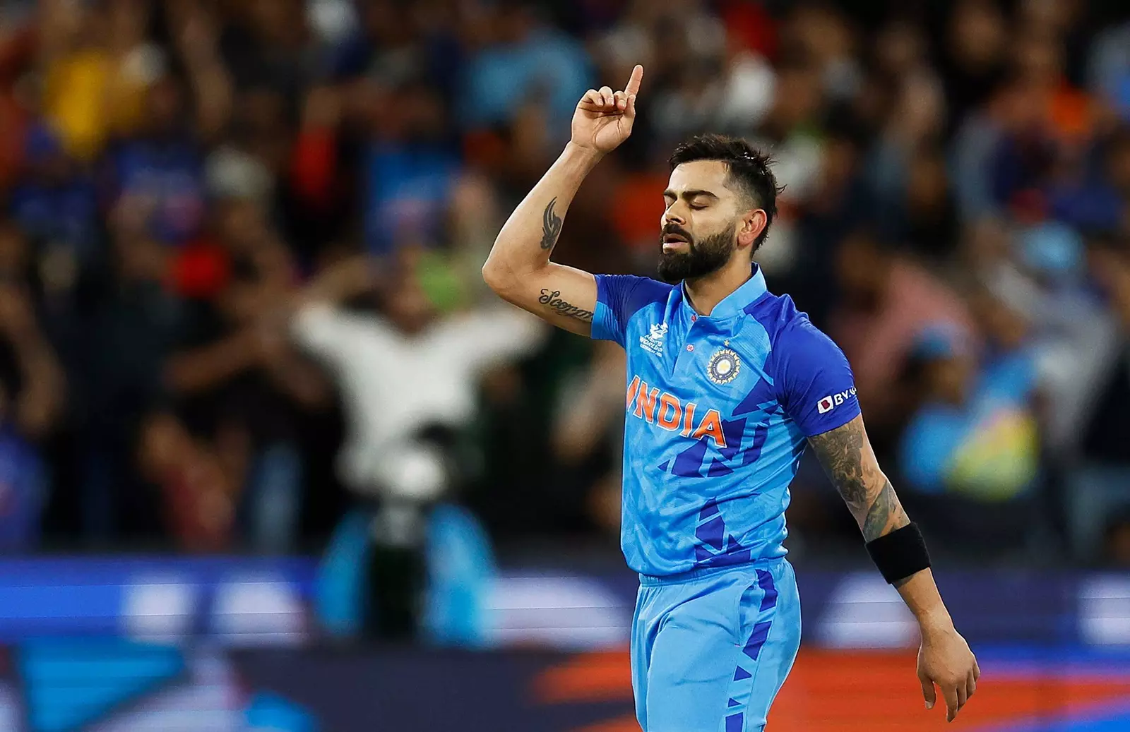 സെമിയില് കളിക്കാതിരിക്കാമോ? കോഹ്ലിയോട് മുന് ഇംഗ്ലണ്ട് ഇതിഹാസം സെമിയില് കളിക്കാതിരിക്കാമോ? കോഹ്ലിയോട് മുന് ഇംഗ്ലണ്ട് ഇതിഹാസം