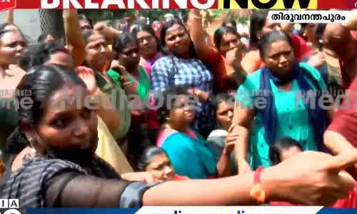 കത്ത് വിവാദത്തിൽ ഇന്നും പ്രതിഷേധം; മഹിളാമോർച്ച പ്രവർത്തകരെ അറസ്റ്റ് ചെയ്തുനീക്കി