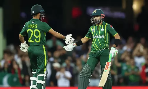 കിവീസിനെ തകർത്ത് പാകിസ്താൻ... ഇനി സ്വപ്‌ന ഫൈനലോ ?