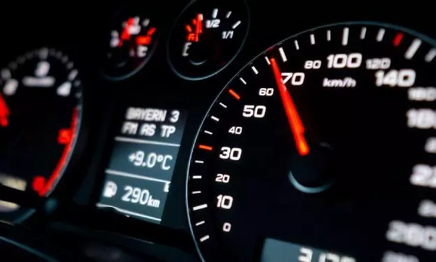 അബൂദബി-അൽഐൻ ഹൈവേ വേഗപരിധി കുറക്കുന്നു; തിങ്കളാഴ്ച മുതൽ മണിക്കൂറിൽ 140 കി.മീ അബൂദബി-അൽഐൻ ഹൈവേ വേഗപരിധി കുറക്കുന്നു; തിങ്കളാഴ്ച മുതൽ മണിക്കൂറിൽ 140 കി.മീ