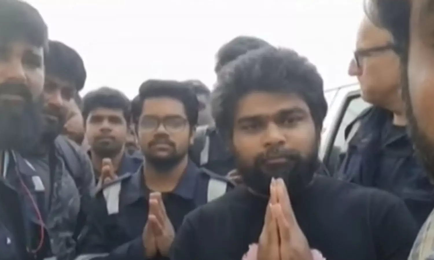 സ്ഥിതി അതീവ ഗുരുതരമെന്ന് തടവിലാക്കപ്പെട്ട നാവികർ; തിരിച്ചെത്തിക്കാനുള്ള ശ്രമം തുടരുകയാണെന്ന് വി. മുരളീധരൻ സ്ഥിതി അതീവ ഗുരുതരമെന്ന് തടവിലാക്കപ്പെട്ട നാവികർ; തിരിച്ചെത്തിക്കാനുള്ള ശ്രമം തുടരുകയാണെന്ന് വി. മുരളീധരൻ