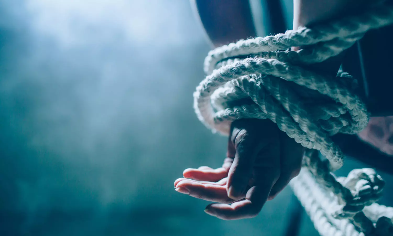 ഏഴാം ക്ലാസ് വിദ്യാര്‍ഥിനിയെ സ്‌കൂളിന്റെ മൂന്നാം നിലയിൽ കെട്ടിയിട്ട നിലയിൽ കണ്ടെത്തി