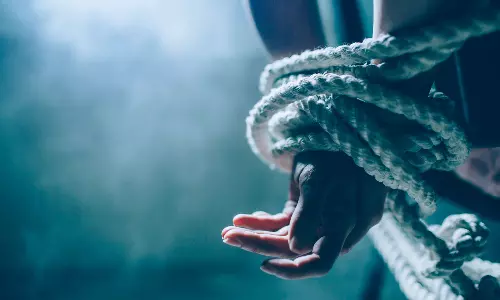 ഏഴാം ക്ലാസ് വിദ്യാര്‍ഥിനിയെ സ്‌കൂളിന്റെ മൂന്നാം നിലയിൽ കെട്ടിയിട്ട നിലയിൽ കണ്ടെത്തി