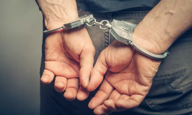 ഭീഷണിപ്പെടുത്തി കവർച്ച; നാല് പേർ പിടിയിൽ ഭീഷണിപ്പെടുത്തി കവർച്ച; നാല് പേർ പിടിയിൽ