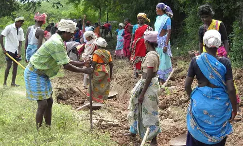 തൊഴിലുറപ്പ് വേതനം 15 ദിവസത്തിനുള്ളിൽ നൽകണം: വൈകിയാല് നഷ്ടപരിഹാരം തൊഴിലുറപ്പ് വേതനം 15 ദിവസത്തിനുള്ളിൽ നൽകണം: വൈകിയാല് നഷ്ടപരിഹാരം
