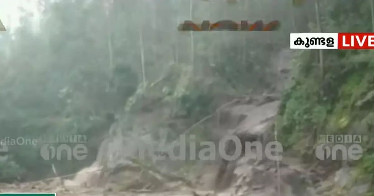 മൂന്നാറിൽ ട്രാവലറിന് മുകളിലേയ്ക്ക് മണ്ണിടിഞ്ഞു വീണു മൂന്നാറിൽ ട്രാവലറിന് മുകളിലേയ്ക്ക് മണ്ണിടിഞ്ഞു വീണു