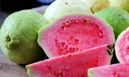 മലബന്ധമോ? പേരയ്ക്കയിലുണ്ട് പരിഹാരം