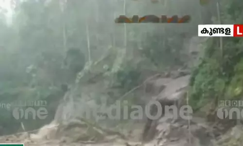 മൂന്നാറിൽ ട്രാവലറിന് മുകളിലേയ്ക്ക് മണ്ണിടിഞ്ഞു വീണു