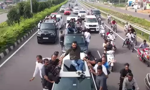 വേ​ഗത്തിലോടുന്ന കാറിന് മുകളിൽ സാഹസിക യാത്ര; നടൻ പവൻ കല്യാണിനെതിരെ കേസ്
