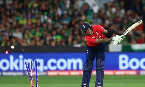 ഇംഗ്ലണ്ടിന് മൂന്ന് വിക്കറ്റ് നഷ്ടം; തിരിച്ചടിച്ച് പാകിസ്താൻ ഇംഗ്ലണ്ടിന് മൂന്ന് വിക്കറ്റ് നഷ്ടം; തിരിച്ചടിച്ച് പാകിസ്താൻ