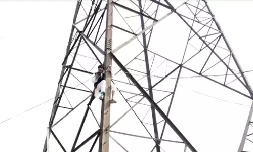 സ്ഥാനാർഥിയാക്കിയില്ല, രേഖകൾ പിടിച്ചുവെച്ചു; വൈദ്യുതി ടവറിൽ കയറി എ.എ.പി മുൻ കൗൺസിലർ, വീഡിയോ