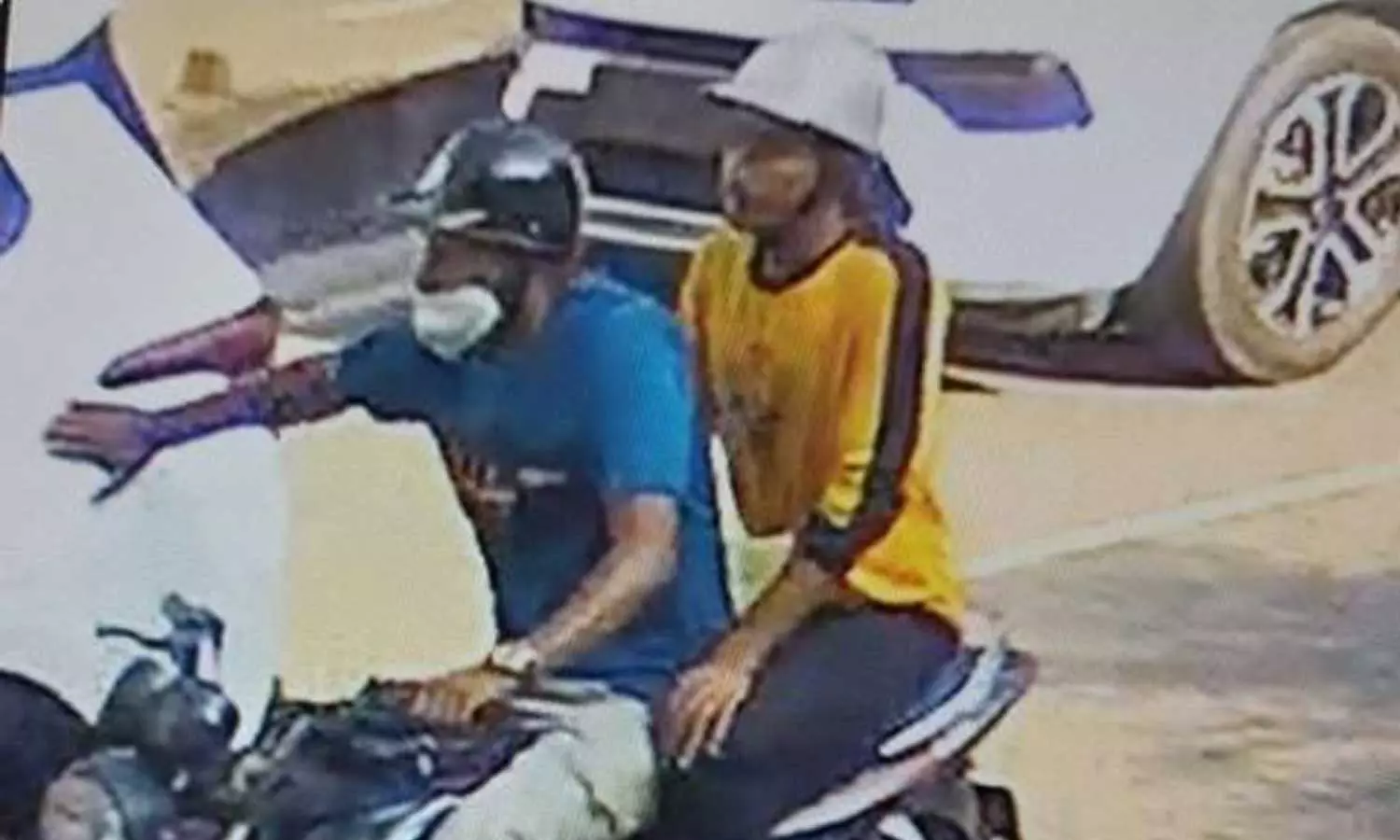 വ്യാജ അപകടമുണ്ടാക്കി കാറുടമയിൽ നിന്ന് 15,000 രൂപ തട്ടി; യുവാക്കളെ കുടുക്കി സി.സി.ടി.വി ദൃശ്യങ്ങൾ വ്യാജ അപകടമുണ്ടാക്കി കാറുടമയിൽ നിന്ന് 15,000 രൂപ തട്ടി; യുവാക്കളെ കുടുക്കി സി.സി.ടി.വി ദൃശ്യങ്ങൾ