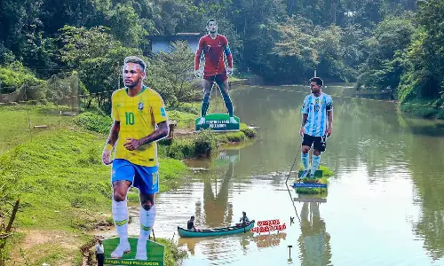 വേണ്ട നടപടി സ്വീകരിക്കണം: പുള്ളാവൂർ പുഴയിലെ കട്ടൗട്ടിൽ ഇടപെട്ട് കോഴിക്കോട് കളക്ടർ