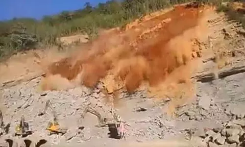 മിസോറാമിൽ ക്വാറി ഇടിഞ്ഞ് എട്ട് തൊഴിലാളികൾ മരിച്ചു; കാണാതായ നാലുപേർക്കായി തിരച്ചിൽ തുടരുന്നു