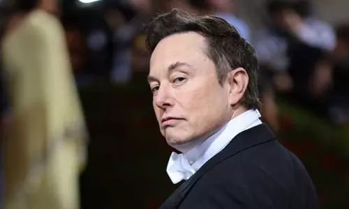 പരസ്യമായി തിരുത്തിയ ജീവനക്കാരെ പിരിച്ചുവിട്ടു; ട്വിറ്ററില് പണി തുടര്ന്ന് മസ്ക് പരസ്യമായി തിരുത്തിയ ജീവനക്കാരെ പിരിച്ചുവിട്ടു; ട്വിറ്ററില് പണി തുടര്ന്ന് മസ്ക്