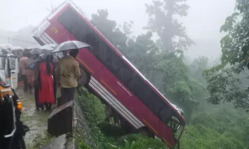 പത്തനംതിട്ടയിൽ സ്വകാര്യബസ് താഴ്ചയിലേക്ക് മറിഞ്ഞ് നാലുപേർക്ക് പരിക്ക്