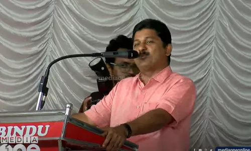 35 കഴിഞ്ഞ ഏത് ആരിഫ് മുഹമ്മദ് ഖാനും ഗവർണറാകാം- പരിഹാസവുമായി എം.സ്വരാജ് 35 കഴിഞ്ഞ ഏത് ആരിഫ് മുഹമ്മദ് ഖാനും ഗവർണറാകാം- പരിഹാസവുമായി എം.സ്വരാജ്