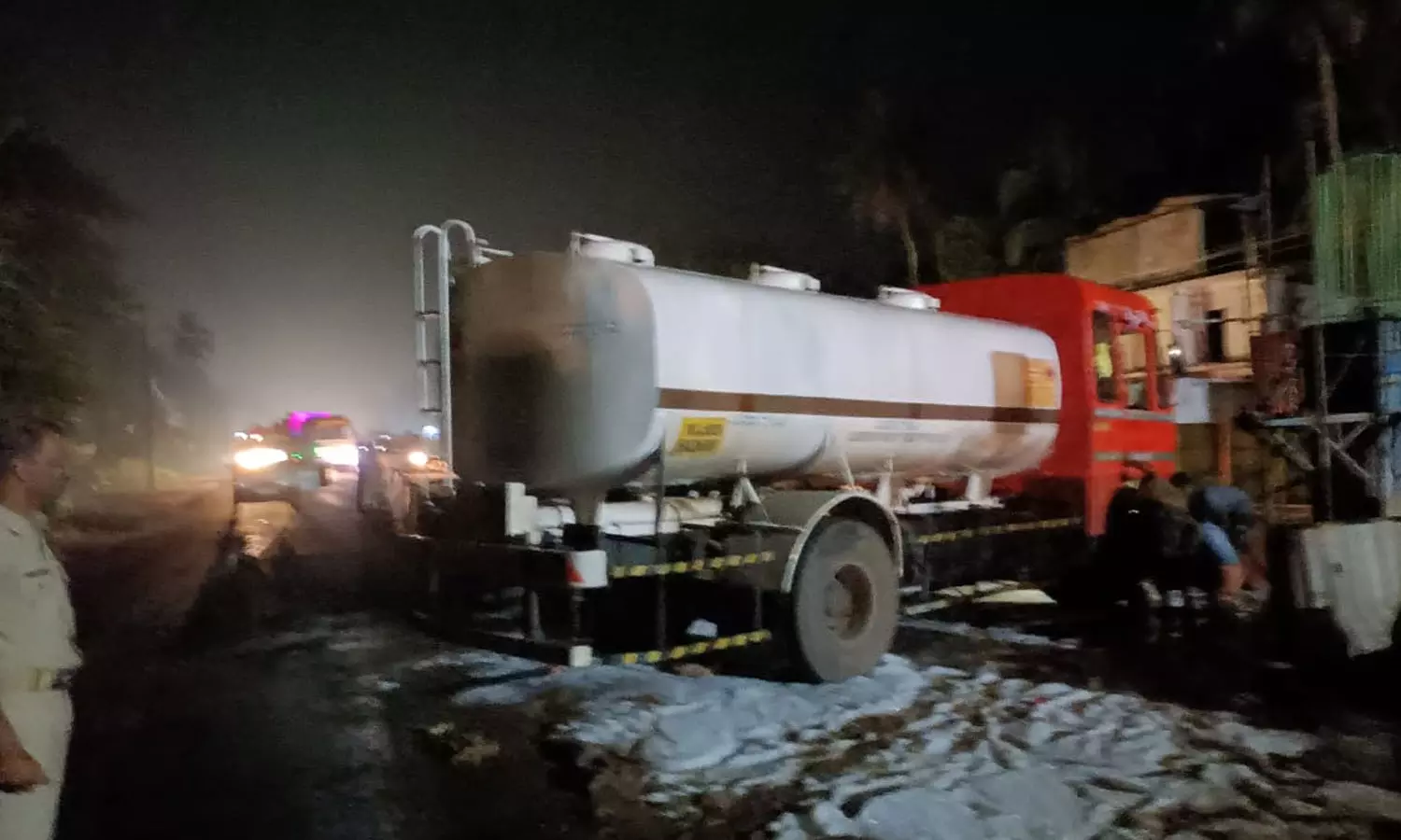 വടകരയിൽ നിയന്ത്രണം വിട്ട പെട്രോൾ ടാങ്കർ ലോറി ഡിവൈഡറിലിടിച്ച് അപകടം വടകരയിൽ നിയന്ത്രണം വിട്ട പെട്രോൾ ടാങ്കർ ലോറി ഡിവൈഡറിലിടിച്ച് അപകടം