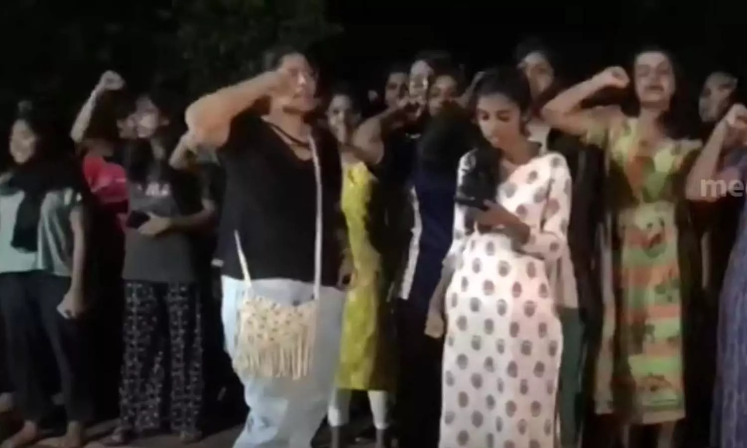 ഹോസ്റ്റൽ രാത്രി പത്ത് മണിക്ക് അടയ്ക്കുന്നു; കോഴിക്കോട് മെഡിക്കൽ കോളജിൽ വിദ്യാർഥികളുടെ പ്രതിഷേധം