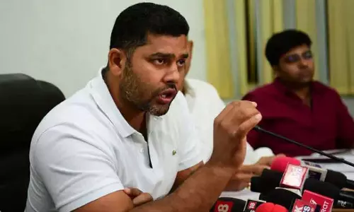 ആ പൈസക്ക് ചെരുപ്പു പോലും കിട്ടില്ല, പിന്നെയല്ലേ...; പെൺകുട്ടികളെ ലേലംചെയ്ത സംഭവത്തിൽ മന്ത്രിയുടെ പ്രസ്താവന വിവാദമാകുന്നു ആ പൈസക്ക് ചെരുപ്പു പോലും കിട്ടില്ല, പിന്നെയല്ലേ...; പെൺകുട്ടികളെ ലേലംചെയ്ത സംഭവത്തിൽ മന്ത്രിയുടെ പ്രസ്താവന വിവാദമാകുന്നു