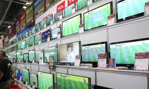 ലോകകപ്പ് ആവേശത്തിൽ യു.എ.ഇയിലെ ടി.വി വിൽപ്പന കുതിച്ചുയരുന്നു ലോകകപ്പ് ആവേശത്തിൽ യു.എ.ഇയിലെ ടി.വി വിൽപ്പന കുതിച്ചുയരുന്നു