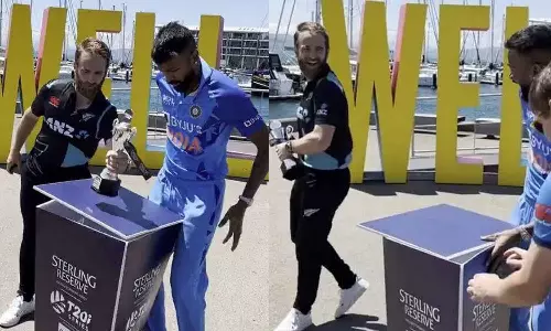 കാറ്റിൽ ട്രോഫി വീണില്ല; കൈപ്പിടിയിലൊതുക്കി വില്യംസൺ