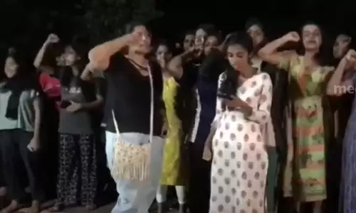 ഹോസ്റ്റൽ രാത്രി പത്ത് മണിക്ക് അടയ്ക്കുന്നു; കോഴിക്കോട് മെഡിക്കൽ കോളജിൽ വിദ്യാർഥികളുടെ പ്രതിഷേധം ഹോസ്റ്റൽ രാത്രി പത്ത് മണിക്ക് അടയ്ക്കുന്നു; കോഴിക്കോട് മെഡിക്കൽ കോളജിൽ വിദ്യാർഥികളുടെ പ്രതിഷേധം