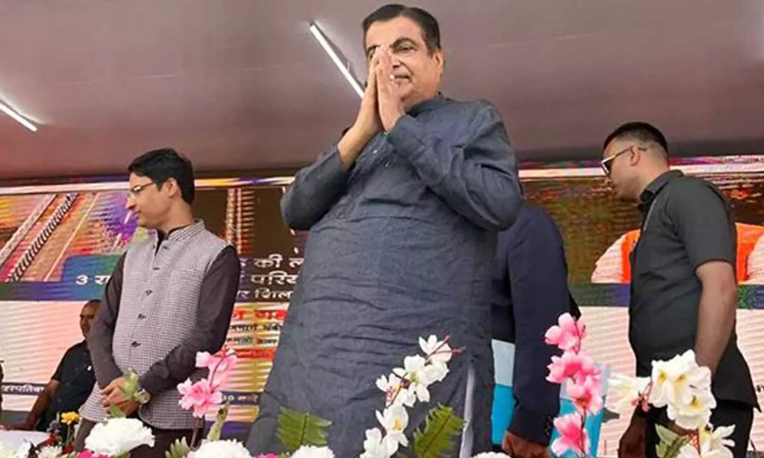 കേന്ദ്രമന്ത്രി നിതിന് ഗഡ്കരി പൊതുവേദിയിൽ കുഴഞ്ഞുവീണു കേന്ദ്രമന്ത്രി നിതിന് ഗഡ്കരി പൊതുവേദിയിൽ കുഴഞ്ഞുവീണു