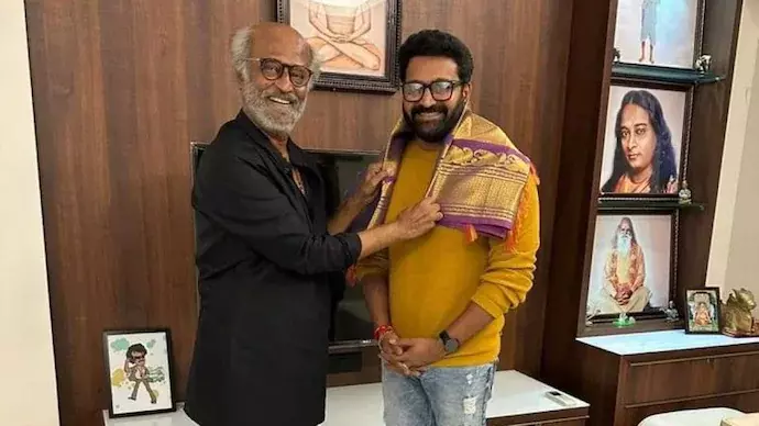 കാന്താര പോലുള്ള ചിത്രങ്ങള്‍ 50 വര്‍ഷത്തിലൊരിക്കലേ ഉണ്ടാകൂ; ഋഷഭ് ഷെട്ടിക്ക് സ്വര്‍ണ ചെയിന്‍ സമ്മാനിച്ച് രജനീകാന്ത്