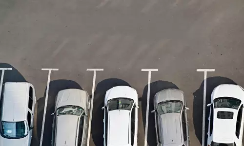 കാറിനുള്ളിൽ തന്നെ ഇരുന്ന് പാർക്കിങ്   പിഴ ഒഴിവാക്കുന്നവർക്ക് മുന്നറിയിപ്പ്