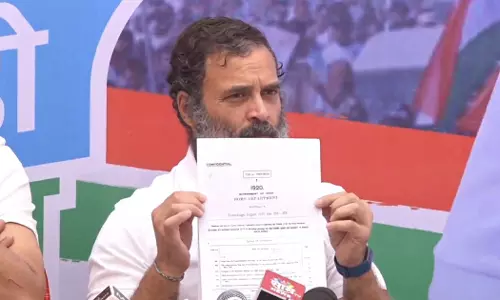 ബ്രിട്ടീഷുകാരന്റെ സേവകനാകാൻ ഞാൻ യാചിക്കുന്നു; സവർക്കറുടെ കത്തുമായി രാഹുൽഗാന്ധി, എതിർപ്പുമായി ശിവസേന