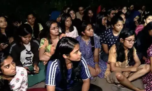 കോഴിക്കോട് മെഡി.കോളേജ് ലേഡീസ് ഹോസ്റ്റലിലെ സമയക്രമം മാറ്റില്ല; വിട്ടുവീഴ്ചയില്ലെന്ന് അധികൃതർ കോഴിക്കോട് മെഡി.കോളേജ് ലേഡീസ് ഹോസ്റ്റലിലെ സമയക്രമം മാറ്റില്ല; വിട്ടുവീഴ്ചയില്ലെന്ന് അധികൃതർ