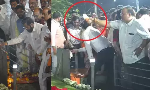 ഷിൻഡെയുടെ സന്ദർശനം; ബാൽ താക്കറെ സ്മൃതി കുടീരത്തിൽ ഗോമൂത്രം തളിച്ച് ഉദ്ദവ് വിഭാഗം