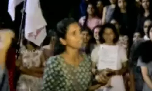 രാത്രി പത്തുമണിക്ക് ഹോസ്റ്റൽ അടയ്ക്കുന്നതിനെതിരെ ആലപ്പുഴയിൽ വിദ്യാർഥിനികളുടെ സമരം രാത്രി പത്തുമണിക്ക് ഹോസ്റ്റൽ അടയ്ക്കുന്നതിനെതിരെ ആലപ്പുഴയിൽ വിദ്യാർഥിനികളുടെ സമരം