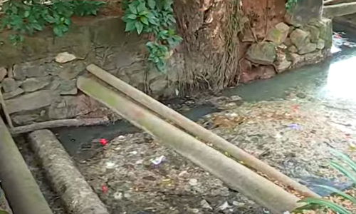 മൂന്ന്‌വയസുകാരൻ കാനയിൽ വീണു, അഴുക്കുവെള്ളത്തിൽ മുങ്ങി; രക്ഷകയായി അമ്മ