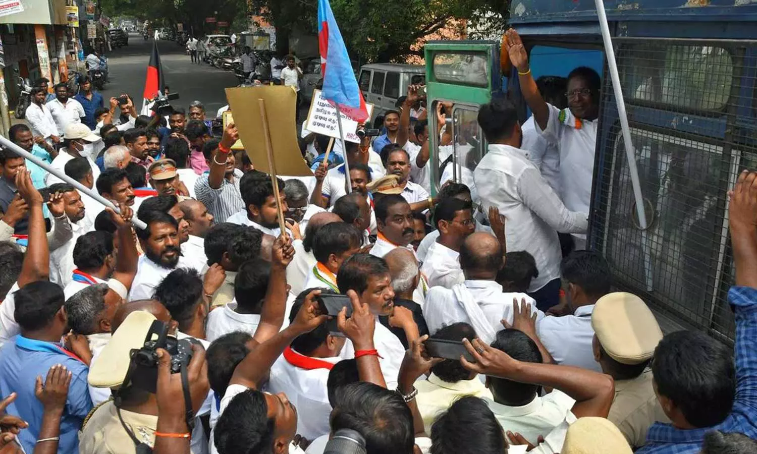 മുന്നാക്ക സംവരണത്തിനെതിരെ പുതുച്ചേരിയിൽ ആളിക്കത്തി പ്രതിഷേധം; മുൻനിരയിൽ കോൺഗ്രസും സി.പി.ഐയും