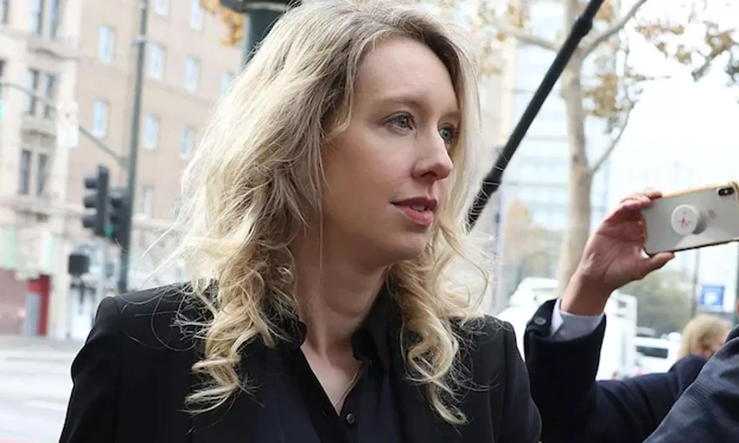 രക്തപരിശോധനാ സ്റ്റാർട്ടപ്പിലൂടെ കോടികളുടെ തട്ടിപ്പ്: എലിസബത്ത് ഹോംസിന് 11 വർഷം തടവു ശിക്ഷ രക്തപരിശോധനാ സ്റ്റാർട്ടപ്പിലൂടെ കോടികളുടെ തട്ടിപ്പ്: എലിസബത്ത് ഹോംസിന് 11 വർഷം തടവു ശിക്ഷ