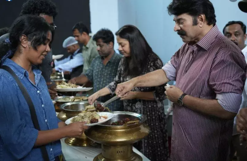 കാതലിലെ തന്‍റെ ഭാഗം പൂര്‍ത്തിയാക്കി; സെറ്റില്‍ ബിരിയാണി വിളമ്പി മമ്മൂട്ടി