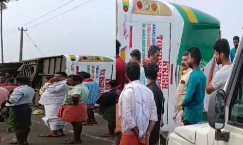 പത്തനംതിട്ടയിൽ ശബരിമല തീർഥാടകര്‍ സഞ്ചരിച്ച ബസ് മറിഞ്ഞു; പതിനെട്ട് പേര്‍ക്ക് പരിക്ക്