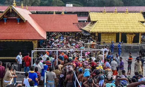 ദേവസ്വം ബോർഡും കരാറുകാരും തമ്മില് തർക്കം; ശബരിമലയിലെ പുഷ്പാഭിഷേകം പ്രതിസന്ധിയിൽ ദേവസ്വം ബോർഡും കരാറുകാരും തമ്മില് തർക്കം; ശബരിമലയിലെ പുഷ്പാഭിഷേകം പ്രതിസന്ധിയിൽ