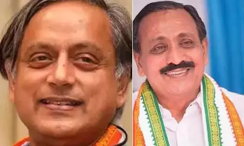 എല്ലാം സ്പോർട്സ്മാന് സ്പിരിറ്റിൽ കാണണമെന്ന് തരൂർ; വൈകുന്നേരം എല്ലാം പറയുമെന്ന് എം.കെ രാഘവൻ എല്ലാം സ്പോർട്സ്മാന് സ്പിരിറ്റിൽ കാണണമെന്ന് തരൂർ; വൈകുന്നേരം എല്ലാം പറയുമെന്ന് എം.കെ രാഘവൻ