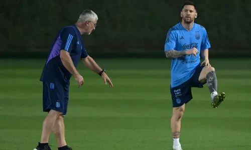 ഒറ്റക്ക് പരിശീലനം നടത്തി മെസി; ആശങ്കപ്പെടാനുണ്ടോ? ഒറ്റക്ക് പരിശീലനം നടത്തി മെസി; ആശങ്കപ്പെടാനുണ്ടോ?