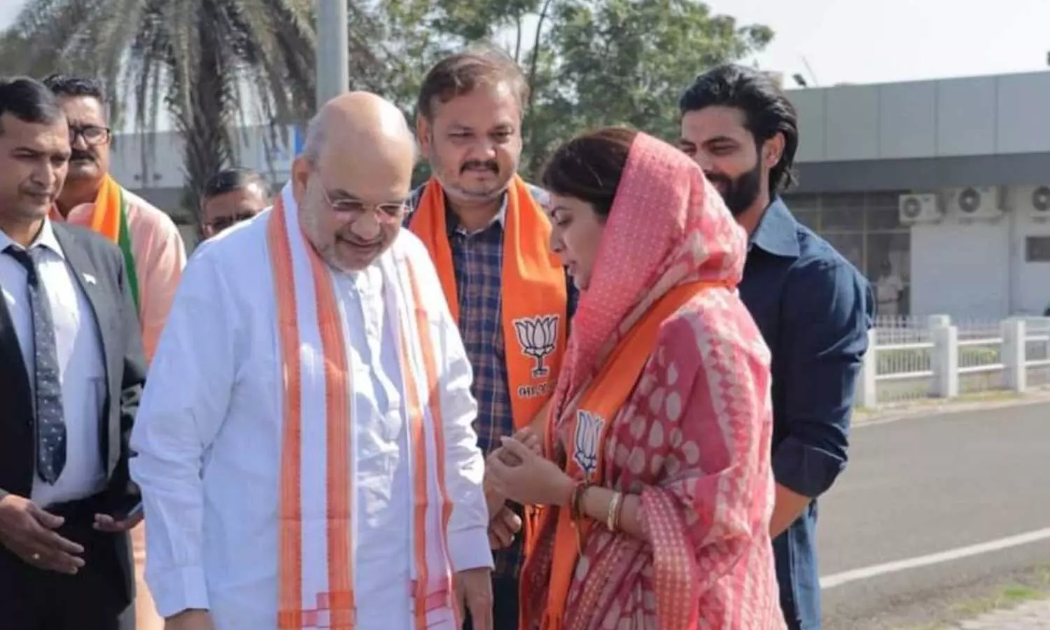 റിവബയ്ക്ക് വോട്ട് തേടി ജഡേജ; നേരിട്ടെത്തി ആശീർവദിച്ച് അമിത് ഷാ