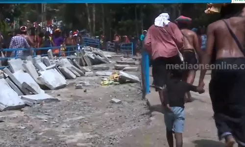 നീലിമല പരമ്പരാഗത പാതയുടെ നവീകരണം പൂർത്തിയായില്ല; ദുരിതത്തിലായി ശബരിമല തീർഥാടകർ