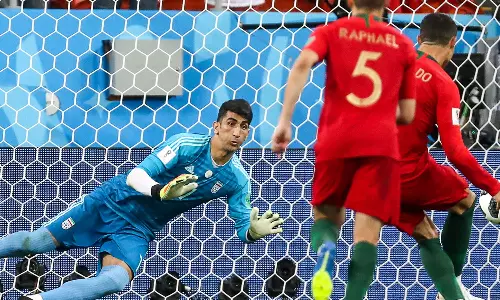 ഫുട്ബോള്‍ ചരിത്രത്തിലെ ഏറ്റവും നീളമേറിയ ത്രോ; ഇംഗ്ലണ്ട് കരുതിയിരിക്കുക ഈ ഇറാനിയൻ ഗോൾകീപ്പറെ