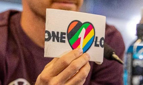 വൺ ലൗ ആംബാൻഡ് ധരിച്ചാൽ മഞ്ഞക്കാർഡും വിലക്കും; ഫിഫയുടെ മുന്നറിയിപ്പിൽ തീരുമാനം പിൻവലിച്ച് യൂറോപ്യൻ ടീമുകൾ