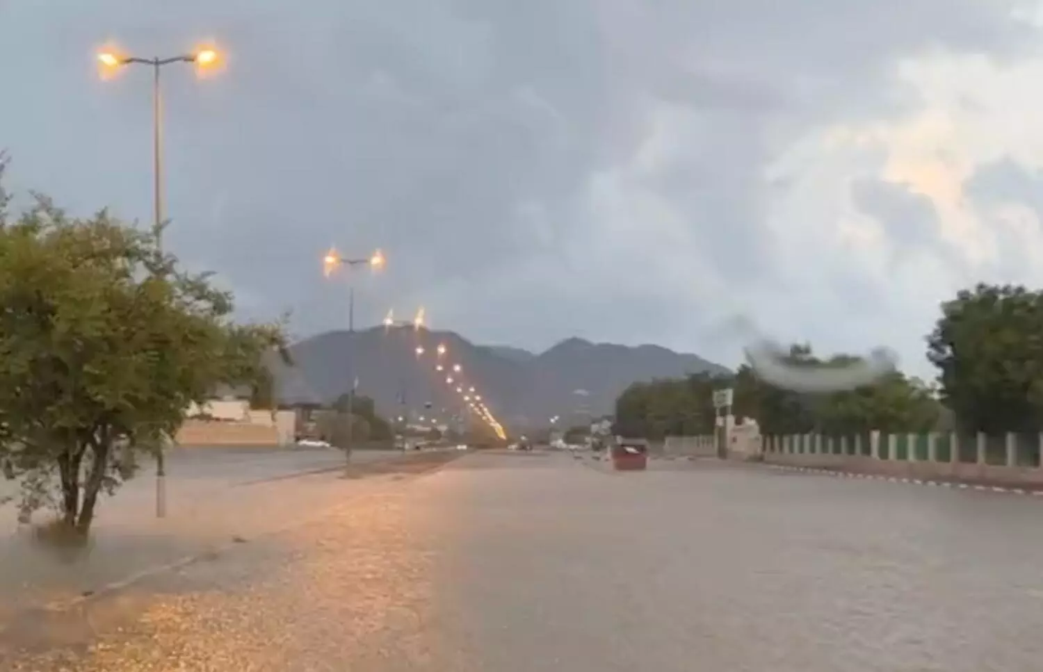 യു.എ.ഇയിൽ ചില പ്രദേശങ്ങളിൽ കനത്ത മഴ ലഭിച്ചു യു.എ.ഇയിൽ ചില പ്രദേശങ്ങളിൽ കനത്ത മഴ ലഭിച്ചു