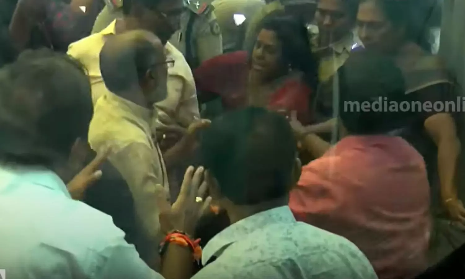 അഴിമതി മേയർ ഗോ ബാക്ക്; തിരുവനന്തപുരം കോർപറേഷനിൽ പ്രതിപക്ഷ പ്രതിഷേധം അഴിമതി മേയർ ഗോ ബാക്ക്; തിരുവനന്തപുരം കോർപറേഷനിൽ പ്രതിപക്ഷ പ്രതിഷേധം