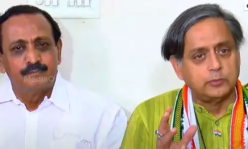 പാണക്കാടെത്തി ശശി തരൂർ; പുതിയ കാര്യമല്ലെന്നും അസ്വാഭാവികതയില്ലെന്നും വിശദീകരണം