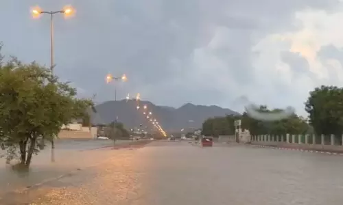 യു.എ.ഇയിൽ ചില പ്രദേശങ്ങളിൽ കനത്ത മഴ ലഭിച്ചു യു.എ.ഇയിൽ ചില പ്രദേശങ്ങളിൽ കനത്ത മഴ ലഭിച്ചു